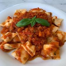 Ravioles con salsa boloñesa